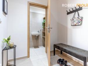 Prodej bytu 1+kk, Jesenice, Cedrová, 61 m2