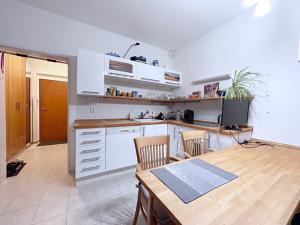 Pronájem bytu 1+kk, Praha - Záběhlice, Velenovského, 29 m2