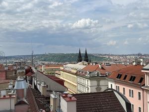 Pronájem garážového stání, Praha - Vinohrady, Moravská, 13 m2