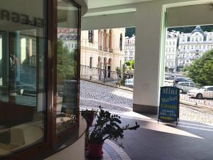 Prodej obchodního prostoru, Karlovy Vary, Divadelní náměstí