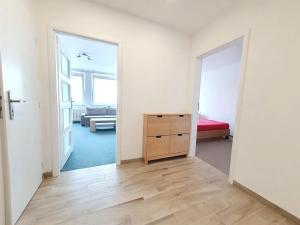 Pronájem bytu 2+kk, Praha - Černý Most, Kpt. Stránského, 42 m2