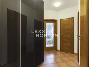 Pronájem bytu 2+kk, Praha - Řeporyje, Dělená, 58 m2