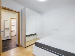 Pronájem bytu 2+kk, Praha - Radlice, Radlická, 85 m2