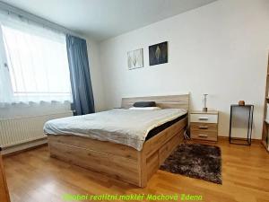 Pronájem bytu 1+kk, Praha - Vysočany, Na Harfě, 56 m2