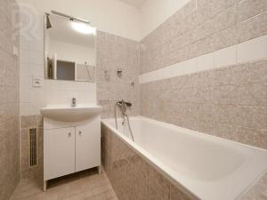 Pronájem bytu 3+kk, Praha - Kobylisy, Famfulíkova, 73 m2