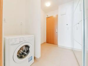 Pronájem bytu 1+kk, Praha - Holešovice, Komunardů, 44 m2