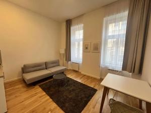 Pronájem bytu 1+kk, Praha - Vinohrady, Varšavská, 28 m2