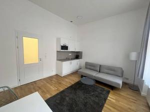 Pronájem bytu 1+kk, Praha - Vinohrady, Varšavská, 28 m2