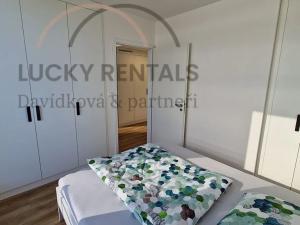 Pronájem bytu 2+kk, Praha - Smíchov, Plzeňská, 40 m2