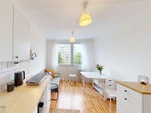 Pronájem bytu 2+kk, Praha - Prosek, Lovosická, 25 m2