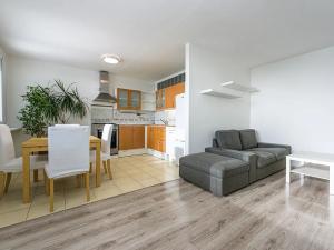 Pronájem bytu 3+kk, Praha - Kobylisy, Mirovická, 68 m2