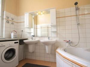 Pronájem bytu 3+1, Praha, Valentinská, 120 m2