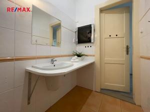 Pronájem bytu 2+kk, Praha - Holešovice, Farského, 51 m2