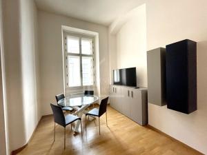 Pronájem bytu 1+kk, Praha - Karlín, Sokolovská, 52 m2