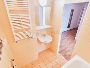 Pronájem bytu 2+1, Praha - Kbely, Pod Nouzovem, 59 m2