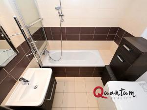 Pronájem bytu 2+kk, Praha - Bubeneč, Jednořadá, 65 m2