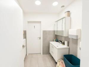 Prodej obchodního prostoru, Praha - Strašnice, Zvěřinova, 34 m2