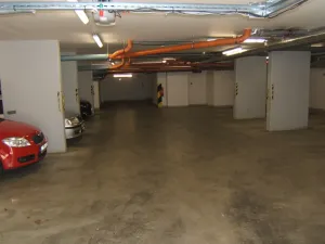 Pronájem garážového stání, Praha - Žižkov, Jeseniova, 15 m2