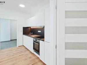 Prodej bytu 2+kk, Králův Dvůr, náměstí Míru, 55 m2