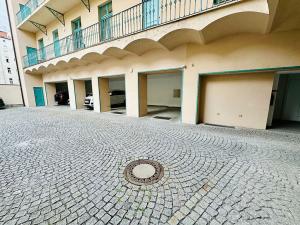 Pronájem garážového stání, Praha - Nové Město, Vyšehradská, 20 m2