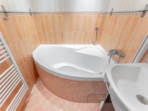 Pronájem bytu 2+kk, Praha - Kobylisy, Kyselova, 60 m2