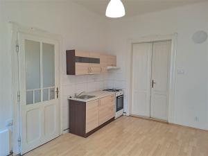 Pronájem bytu 1+1, Praha, náměstí Generála Kutlvašra, 49 m2