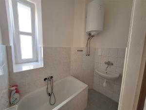 Pronájem bytu 1+1, Praha, náměstí Generála Kutlvašra, 49 m2