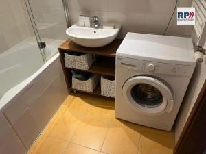 Pronájem bytu 2+kk, Praha - Vinoř, Českodubská, 54 m2