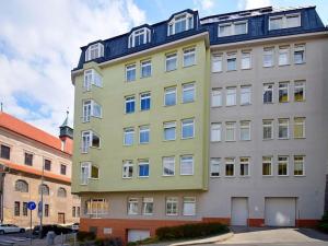 Pronájem garážového stání, Praha - Žižkov, Jeseniova, 15 m2