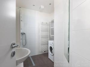 Pronájem bytu 1+kk, Praha - Nové Město, Navrátilova, 30 m2