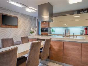 Prodej rodinného domu, Praha - Kolovraty, 450 m2