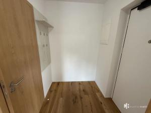 Pronájem bytu 1+kk, Praha - Hlubočepy, Kurandové, 33 m2