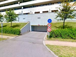 Pronájem garážového stání, Praha - Vokovice, Irská, 11 m2