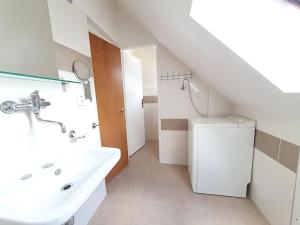 Pronájem bytu 2+kk, Praha, U páté baterie, 50 m2