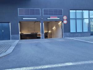 Pronájem garážového stání, Praha - Strašnice, Zvěřinova, 12 m2
