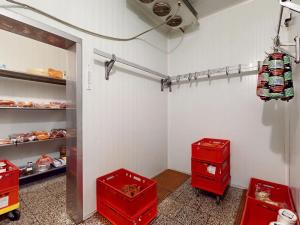 Prodej výrobních prostor, Týnec nad Sázavou, Družstevní, 308 m2