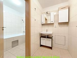 Pronájem bytu 3+kk, Praha - Vysočany, 66 m2