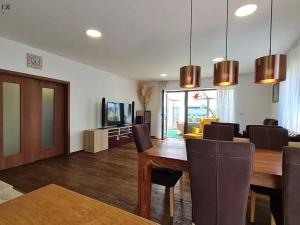 Pronájem rodinného domu, Králův Dvůr, Na Lucberku, 270 m2