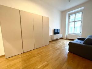 Pronájem bytu 2+kk, Praha - Karlín, Sokolovská, 75 m2