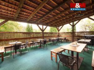 Prodej obchodního prostoru, Želízy, 640 m2