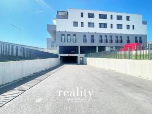 Pronájem garážového stání, Znojmo, Kosmákova, 16 m2