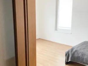 Pronájem bytu 1+kk, Praha - Hloubětín, Nademlejnská, 31 m2