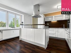 Prodej bytu 3+1, Ostrov, Hlavní třída, 76 m2