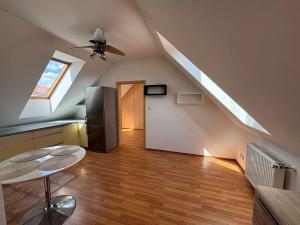 Prodej bytu 2+kk, Jesenice, Lomená, 45 m2