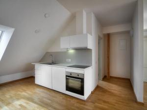 Pronájem bytu 1+kk, Praha - Karlín, Sokolovská, 78 m2