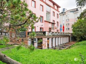 Pronájem restaurace, Praha - Strašnice, Gutova, 301 m2