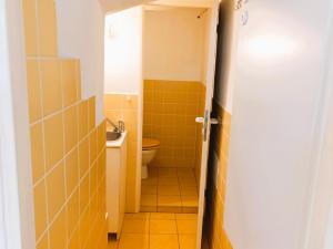 Pronájem obchodního prostoru, Tišnov, nám. Komenského, 21 m2