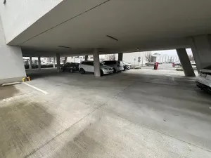 Pronájem garážového stání, Brno, Kigginsova, 12 m2