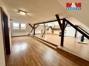 Pronájem atypického bytu, Žatec, Žižkovo náměstí, 100 m2