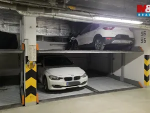 Pronájem garážového stání, Praha - Holešovice, Poupětova, 12 m2